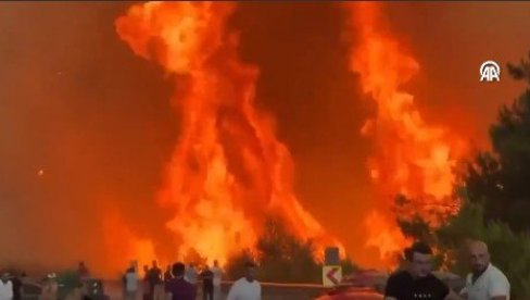 VATRA GUTA SVE PRED SOBOM: LJudi beže u panici - gori Turska (VIDEO) VATRA GUTA SVE PRED SOBOM: LJudi beže u panici - gori Turska (VIDEO)