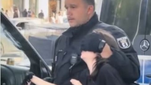 ШОК СНИМАК ИЗ БЕРЛИНА, РУКЕ ПРЕКО ОЧИЈУ: Погледајте како немачка полиција хапси девојчицу (13) (ВИДЕО) ШОК СНИМАК ИЗ БЕРЛИНА, РУКЕ ПРЕКО ОЧИЈУ: Погледајте како немачка полиција хапси девојчицу (13) (ВИДЕО)