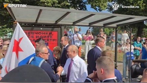 POGLEDAJTE DRUŽENJE PUTINA SA NARODOM: Ruski predsednik zagrlio mornara, pa poručio samo jedno (VIDEO)