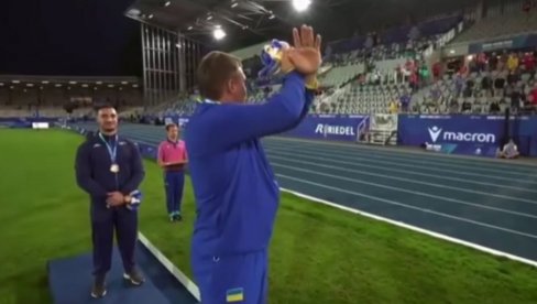 CEO SVET SE SMEJE UKRAJINCU: Ovo je uradio tokom himne posle osvajanja zlata (VIDEO) CEO SVET SE SMEJE UKRAJINCU: Ovo je uradio tokom himne posle osvajanja zlata (VIDEO)