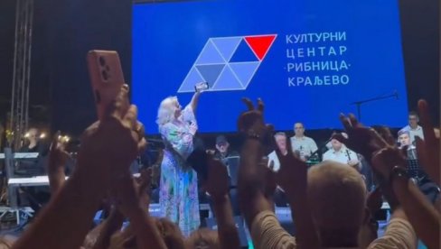HVALA, KRALJEVO MOJE: Snežana Đurišić zapevala u svom gradu (FOTO) HVALA, KRALJEVO MOJE: Snežana Đurišić zapevala u svom gradu (FOTO)
