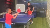 УЖИВА СА СВОЈИМ КЛИНЦИМА: Баја Мали Книнџа учи синове да играју стони тенис (ФОТО) УЖИВА СА СВОЈИМ КЛИНЦИМА: Баја Мали Книнџа учи синове да играју стони тенис (ФОТО)