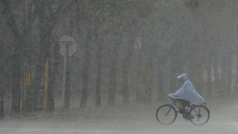 KAMIONI PLUTAJU NA ULICAMA, 4.400 LJUDI U PANICI NAPUSTILO DOMOVE: Stravično nevreme pogodilo sever Kine KAMIONI PLUTAJU NA ULICAMA, 4.400 LJUDI U PANICI NAPUSTILO DOMOVE: Stravično nevreme pogodilo sever Kine