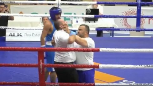 SKANDAL NA ZLATIBORU! Trener upao u ring i davio sudiju (VIDEO) SKANDAL NA ZLATIBORU! Trener upao u ring i davio sudiju (VIDEO)