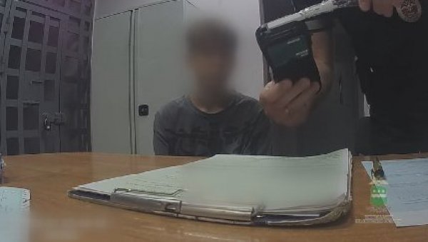 ДЕЧАК (11) ПИЈАН ВОЗИО ОЧЕВ АУТОМОБИЛ: Полиција зауставила возило и имала шта да види ДЕЧАК (11) ПИЈАН ВОЗИО ОЧЕВ АУТОМОБИЛ: Полиција зауставила возило и имала шта да види