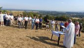 VERSKI OBRED BEZ SAGLASNOSTI SPC: Rimokatolički sveštenik Fran Koljaj održao govor mržnje kod Bogorodice Hvostanske - Oglasila se Eparhija