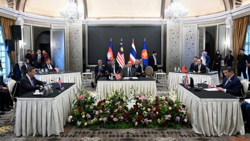 НИШТА ОД ПРИМИРЈА? Тајланд оптужио Камбоџу за кршење споразума: Команданти организовали хитан састанак НИШТА ОД ПРИМИРЈА? Тајланд оптужио Камбоџу за кршење споразума: Команданти организовали хитан састанак