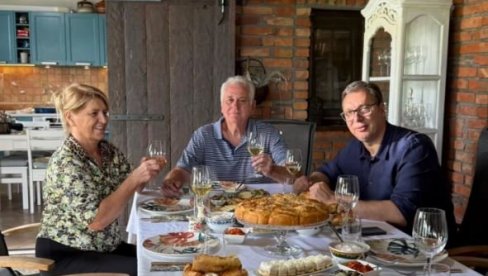 SREĆAN SAM ŠTO SAM MOGAO DA ČUJEM MNOGO MUDRIH SAVETA... Vučić posetio Tomislava i Dragicu Nikolić u Bajčetini (FOTO)