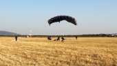СКОК СА 5.500М: У Нишу у току падобранска обука припадника 63. бригаде и Жандармерије
