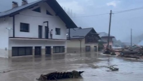 ČETVORO STRADALO U BORBI SA TALASIMA, MEĐU NJIMA I DETE: Olujna katastrofa na Balkanu (FOTO/VIDEO) ČETVORO STRADALO U BORBI SA TALASIMA, MEĐU NJIMA I DETE: Olujna katastrofa na Balkanu (FOTO/VIDEO)