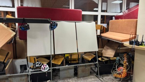 ХАОС НА УНИВЕРЗИТЕТУ У НОВОМ ПАЗАРУ: Погледајте шта су блокадери оставили иза себе (ФОТО) ХАОС НА УНИВЕРЗИТЕТУ У НОВОМ ПАЗАРУ: Погледајте шта су блокадери оставили иза себе (ФОТО)