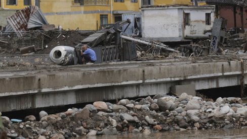 RAZORNE POPLAVE U KINI: Najmanje 30 poginulih i 80.000 evakuisanih (VIDEO) RAZORNE POPLAVE U KINI: Najmanje 30 poginulih i 80.000 evakuisanih (VIDEO)