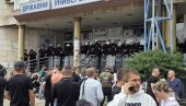ПСОВАЛИ ИСУСА И МАЈКУ СРПСКУ, УЗВИКИВАЛИ АЛАХУ ЕКБЕР: Нападали полицију - незапамћено дивљање екстремиста у Новом Пазару (ВИДЕО)