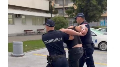 ПОЛИЦИЈА УЗВРАЋА УДАРАЦ: Овако су ухапшене муџахединско-блокадерске силеџије - Један узвикује Алаху екбер (ВИДЕО) ПОЛИЦИЈА УЗВРАЋА УДАРАЦ: Овако су ухапшене муџахединско-блокадерске силеџије - Један узвикује Алаху екбер (ВИДЕО)