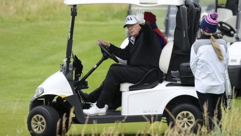 ТРАМП ДОБИО СПЕЦИЈАЛНИ ПАНЦИРНИ БАГИ: „Golf Force One“ сада чува председника од рупе до рупе ТРАМП ДОБИО СПЕЦИЈАЛНИ ПАНЦИРНИ БАГИ: „Golf Force One“ сада чува председника од рупе до рупе
