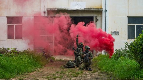 POGLEDAJTE - SRPSKI I KINESKI SPECIJALCI U AKCIJI: Zajednička obuka na poligonu u Kini (FOTO) POGLEDAJTE - SRPSKI I KINESKI SPECIJALCI U AKCIJI: Zajednička obuka na poligonu u Kini (FOTO)