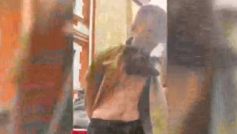 ЧОВЕК ПОКУШАО ДА ЗАПАЛИ БАНКУ: Просторија се испунила димом, обезбеђење хитно реаговало (ВИДЕО) ЧОВЕК ПОКУШАО ДА ЗАПАЛИ БАНКУ: Просторија се испунила димом, обезбеђење хитно реаговало (ВИДЕО)