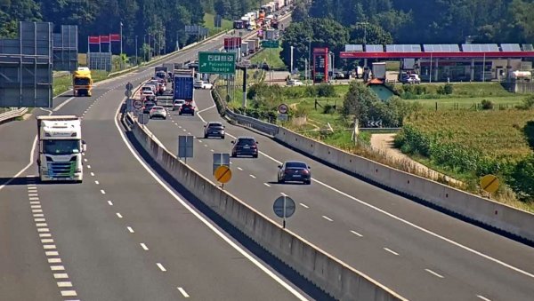 ПЕТ ОСОБА ПОГИНУЛО ЈЕ У УДЕСУ КОМБИЈА: Тешка саобраћајна несрећа на ауто-путу код Тепање