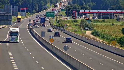 PET OSOBA POGINULO JE U UDESU KOMBIJA: Teška saobraćajna nesreća na auto-putu kod Tepanje