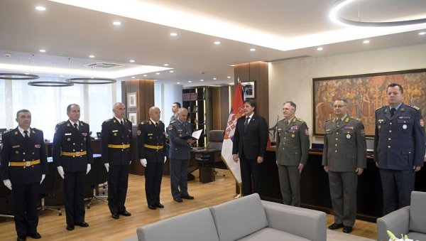 ВЕРУЈЕМ ДА ЋЕТЕ НАСТАВИТИ ДА ДОПРИНОСИТЕ ВОЈСЦИ СРБИЈЕ Гашић уручио указе о постављењима на нове дужности у Копненој војсци ВЕРУЈЕМ ДА ЋЕТЕ НАСТАВИТИ ДА ДОПРИНОСИТЕ ВОЈСЦИ СРБИЈЕ Гашић уручио указе о постављењима на нове дужности у Копненој војсци
