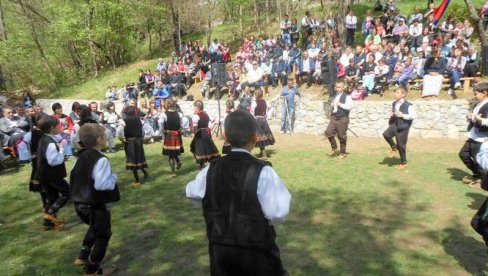 SMOTRA U PORODINU: Nastupaju folklorci iz Srbije i Rumunije SMOTRA U PORODINU: Nastupaju folklorci iz Srbije i Rumunije