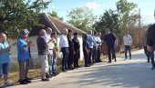 БРЗО СЕ РАДИ, ВИДИМ САД И ОСМЕХЕ Вучић обилази радове на обнови кућа изгорелих у пожару (ВИДЕО) БРЗО СЕ РАДИ, ВИДИМ САД И ОСМЕХЕ Вучић обилази радове на обнови кућа изгорелих у пожару (ВИДЕО)