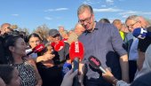 БРЗО СЕ РАДИ, ВИДИМ САД И ОСМЕХЕ Вучић обишао радове на обнови кућа изгорелих у пожару (ВИДЕО)