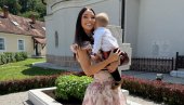 KATARINA ŽIVKOVIĆ KRSTILA SINA: Naš anđeo je primio svoj prvi blagoslov (FOTO) KATARINA ŽIVKOVIĆ KRSTILA SINA: Naš anđeo je primio svoj prvi blagoslov (FOTO)