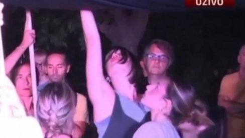 JEZIVE SCENE U NOVOM SADU: Dok pričaju o žrtvama poturaju sektašku agendu - tako su uništili i SKC JEZIVE SCENE U NOVOM SADU: Dok pričaju o žrtvama poturaju sektašku agendu - tako su uništili i SKC