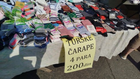 ČARAPE IŠLE KO ALVA: U Paraćinu na vašaru četiri para za 200 dinara (FOTO)