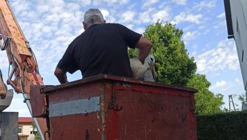 СПАСЛИ РОДУ СА КРОВА: Племенита акција у Бачкој Паланци СПАСЛИ РОДУ СА КРОВА: Племенита акција у Бачкој Паланци