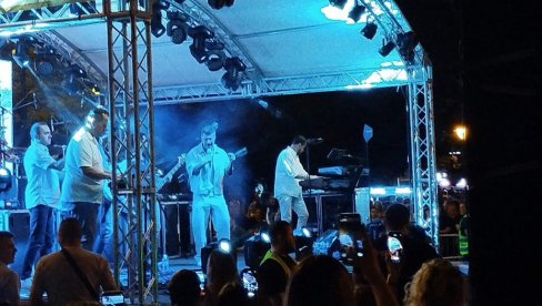 KONCERT ZA SVE GENERACIJE: Pop pevač Saša Kovačević nastupio u Paraćinu KONCERT ZA SVE GENERACIJE: Pop pevač Saša Kovačević nastupio u Paraćinu