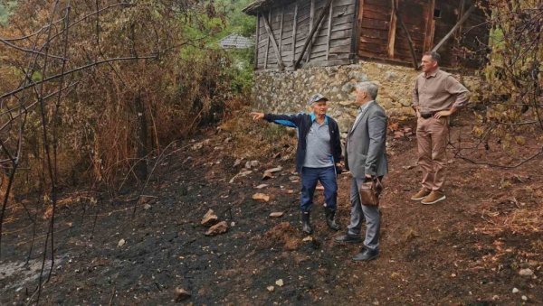 ПОЖАР У ЧИТЛУКУ КОД МАЛОГ ЗВОРНИКА: Ватрогасци сачували 15 кућа ПОЖАР У ЧИТЛУКУ КОД МАЛОГ ЗВОРНИКА: Ватрогасци сачували 15 кућа