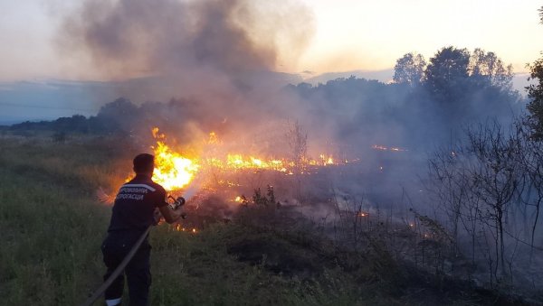 ПОЖАРИ НА ОТВОРЕНОМ КОД ПАРАЋИНА: Интервенисало и Добровољно ватрогасно друштво (ФОТО) ПОЖАРИ НА ОТВОРЕНОМ КОД ПАРАЋИНА: Интервенисало и Добровољно ватрогасно друштво (ФОТО)