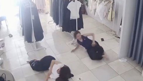 PACOV JOJ UTRČAO U PANTALONE, USLEDILA BORBA: Kamere zabeležile pravu dramu u butiku (VIDEO) PACOV JOJ UTRČAO U PANTALONE, USLEDILA BORBA: Kamere zabeležile pravu dramu u butiku (VIDEO)