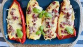 ЗАПЕЧЕНЕ ПАПРИКЕ СА СИРОМ, ПРШУТОМ И КАЧКАВАЉЕМ:  једноставан и проверен рецепт