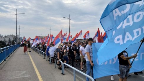 СРПСКИ РОДОЉУБИ НОВОГ САДА КРЕНУЛИ КА КАРЛОВЦИМА: Пешке на обележавање Дана сећања од прогона и убиства Срба у злочиначкој акцији Олуја