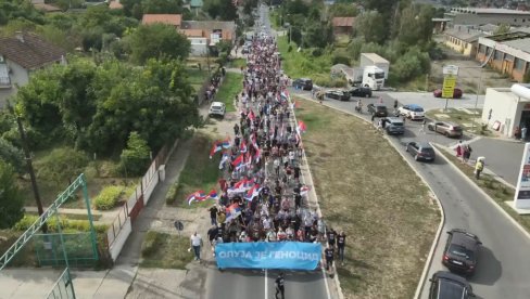 ВИЈОРЕ СЕ ЗАСТАВЕ: Српски родољуби иду ка Сремским Карловцима (ВИДЕО)