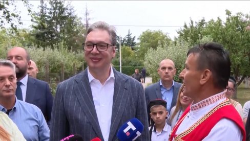 Vučić u Banstolu obilazi porodicu Radan koja je u Oluji proterana iz sela kod Knina