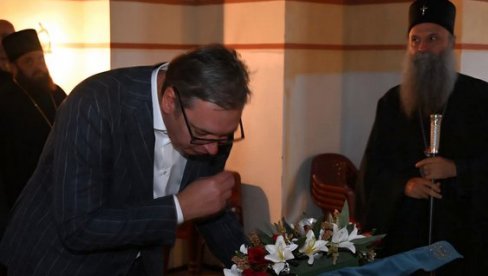 VUČIĆ OBIŠAO CRKVU BLAGE MARIJE U BANSTOLU: Stojim sa dubokim poštovanjem i teškim srcem, ali i sa ponosom što Srbija nije zaboravila VUČIĆ OBIŠAO CRKVU BLAGE MARIJE U BANSTOLU: Stojim sa dubokim poštovanjem i teškim srcem, ali i sa ponosom što Srbija nije zaboravila