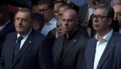 ДОДИК ОДМАХ ПОРЕД ВУЧИЋА: Председник Републике Српске уз свој народ у Сремским Карловцима ДОДИК ОДМАХ ПОРЕД ВУЧИЋА: Председник Републике Српске уз свој народ у Сремским Карловцима