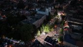 ВИШЕ ОД 30.000 ЉУДИ НА КИШИ У СРЕМСКИМ КАРЛОВЦИМА: Са председником Вучићем обележили Дан сећања на страдале у Олуји