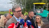 KAO NA PISTI ZA FORMULU 1: Vučić obišao radove na brzoj saobraćajnici Slepčević - Badovinci  (VIDEO)