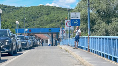 PREPOZNALI BRAĆU U NESREĆI: Preko mosta spasa u Novom Gradu avgusta 1995. prešlo više od 120.000 izbeglih Krajišnika (FOTO) PREPOZNALI BRAĆU U NESREĆI: Preko mosta spasa u Novom Gradu avgusta 1995. prešlo više od 120.000 izbeglih Krajišnika (FOTO)