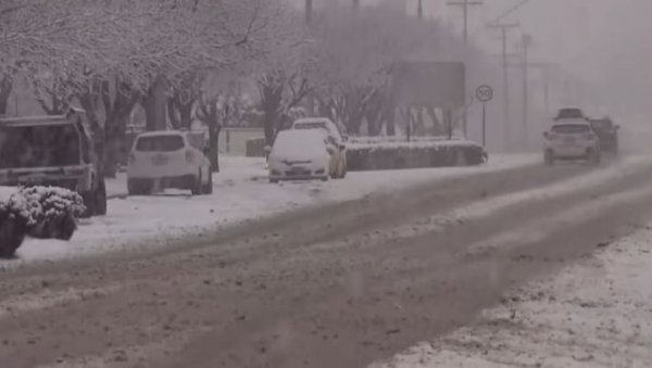 АУСТРАЛИЈА ЗАВЕЈАНА: Хиљаде људи остало без струје