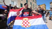 СКАНДАЛ У СИЊУ НА ПРОСЛАВИ УБИЈАЊА СРБА: Људи у црном вичу За дом спремни, певају злогласну усташку песму! Вијоре се заставе НДХ (ВИДЕО)