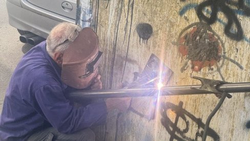 BEZBEDNIJE KRETANJE GANDIJEVOM: GO Novi Beograd postavila gelendere uz stepenište BEZBEDNIJE KRETANJE GANDIJEVOM: GO Novi Beograd postavila gelendere uz stepenište