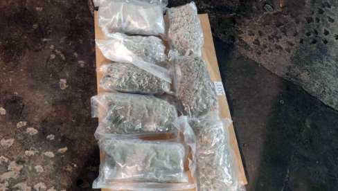 (ФОТО) ЦРНОГОРАЦ И СРПКИЊА ПАЛИ У ВЕЛИКОЈ АКЦИЈИ ПОЛИЦИЈЕ: Транспортовали дрогу до Малте, а девојчицу користили као параван (ФОТО) ЦРНОГОРАЦ И СРПКИЊА ПАЛИ У ВЕЛИКОЈ АКЦИЈИ ПОЛИЦИЈЕ: Транспортовали дрогу до Малте, а девојчицу користили као параван
