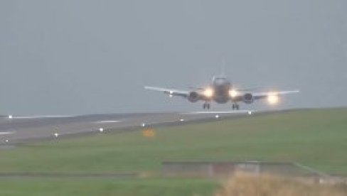 DRAMATIČAN SNIMAK SA AERODROMA: Sletanje aviona po oluji ostaviće vas bez reči (VIDEO)