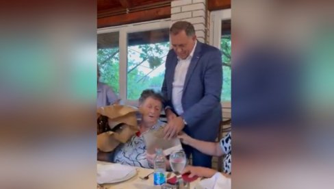 BUKET JE VEĆI OD MENE Dodik stigao majci na rođendan (VIDEO)